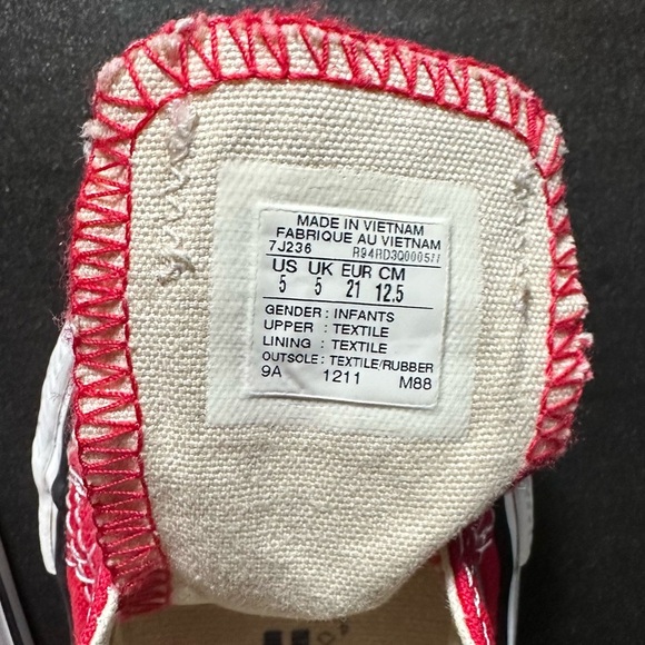 Converse All Star Red & White Size 5.
Kids / Toddler / Baby - Picture 5 of 14